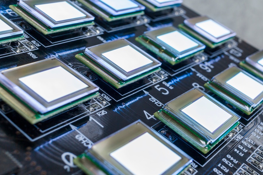 고화질 디스플레이 성능을 극대화하는 정밀 접촉각 제어 기반 맞춤형 위상지연판 개발 썸네일